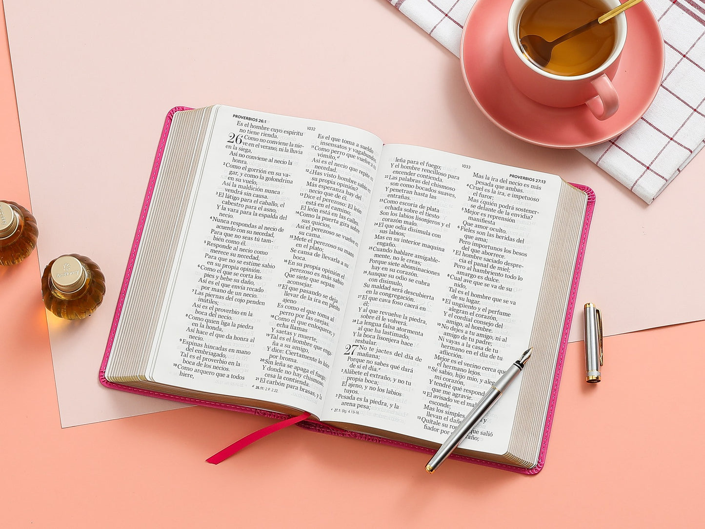 Biblia RVR1960 Tamaño manual  - Imitación Piel, Color Fucsia, Letra Grande 14 Puntos